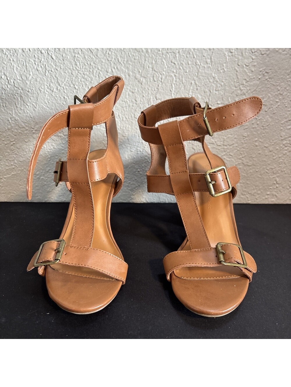 Wild Diva Lounge Tan Strappy T-Strap Heeled Sandals Women's Size 6.5 Buckle - Picture 2 of 5